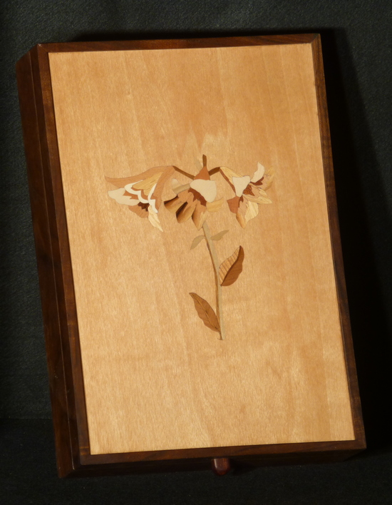 Treasure box inlaid with trumpet flowers